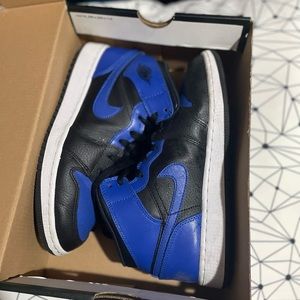 AIR JORDAN 1 MID
"Hyper Royal"